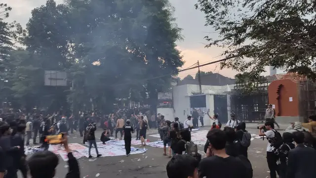 Demo depan DPRD Jabar sempat memanas