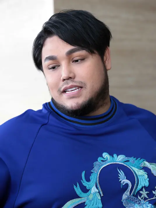 "Tunggu aja tunangannya bulan Maret," balas Ayah Ivan Gunawan dalam kolom komentar. Sedangkan Ayu Ting Ting saat ditanyakan mengenai kabar tersebut enggan menanggapinya. (Deki Prayoga/Bintang.com)