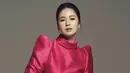 Laura Basuki tak pernah gagal tampil feminin. Kali ini, ia hadir dengan gaya dress unik. Paduan rok lengan puffy serta kerah turtle neck menambah elegansi gaya. [Foto: Instagram/ Laura Basuki]
