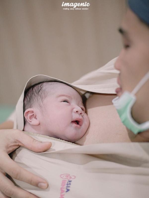 Momen Seleb Pria Peluk Anaknya yang Baru Lahir (Sumber: Instagram/citraciki)