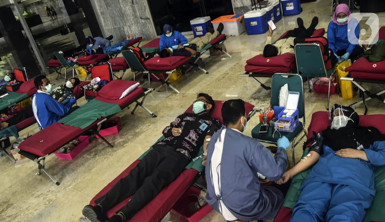 Pegawai mengikuti donor darah di Kompleks Parlemen, Senayan, Jakarta, Rabu (11/11/2020). Palang Merah Indonesia (PMI) mengimbau masyarakat kembali menjadi pendonor darah, karena stok darah menurun selama pandemi Covid-19. (Liputan6.com/Johan Tallo)