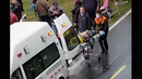 Tim penyelamat mengevakuasi penumpang pesawat turboprop ATR 72-600 TransAsia ke dalam ambulans di pinggir Sungai Taipei, Taiwan, Rabu (4/2/2015). Pesawat turboprop ATR 72-600 TransAsia terhempas ke Sungai Taipei. (AFP PHOTO/Sam Yeh)