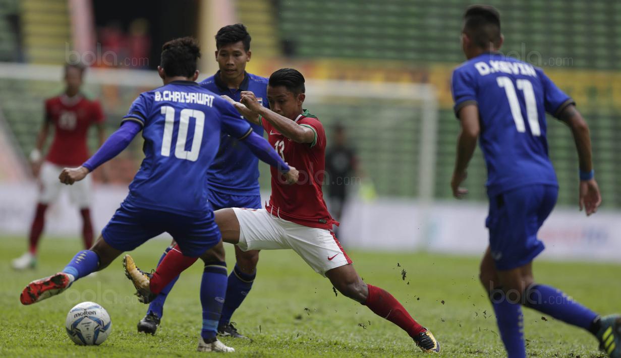 Gelandang Timnas Indonesia, Febri Haryadi melakukan halauan pemain Thailand di gelaran SEA Games 2017 yang berlangsung di Stadion Shah Alam, Malaysia (Bola.com/Vitalis Yogi Trisna)