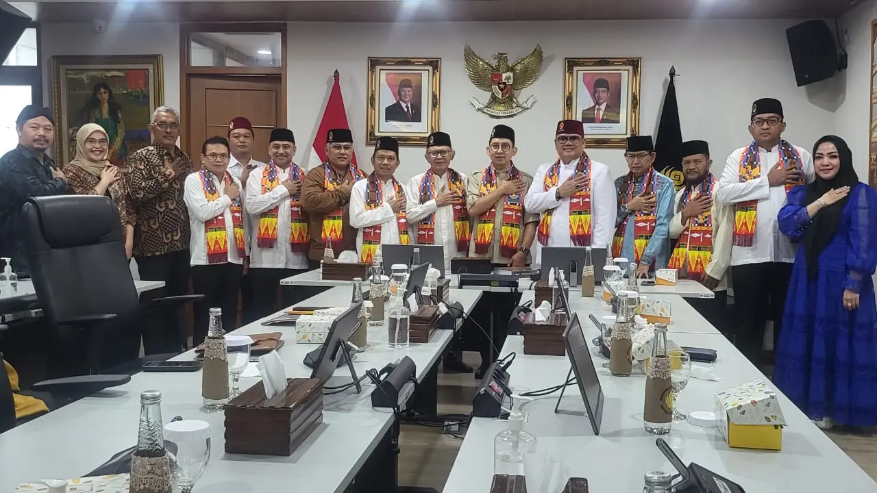 Wakil Ketua Umum Dewan Adat Bamus Betawi, Heikal Safar mendampingi Ketua Umum Bamus Betawi Muhammad Rifqi, yang lebih dikenal dengan nama Bang H. Eki Pitung, berkunjung ke kantor Kementerian Kebudayaan Jalan Jenderal Sudirman, Senayan Jakarta, Selasa (22/