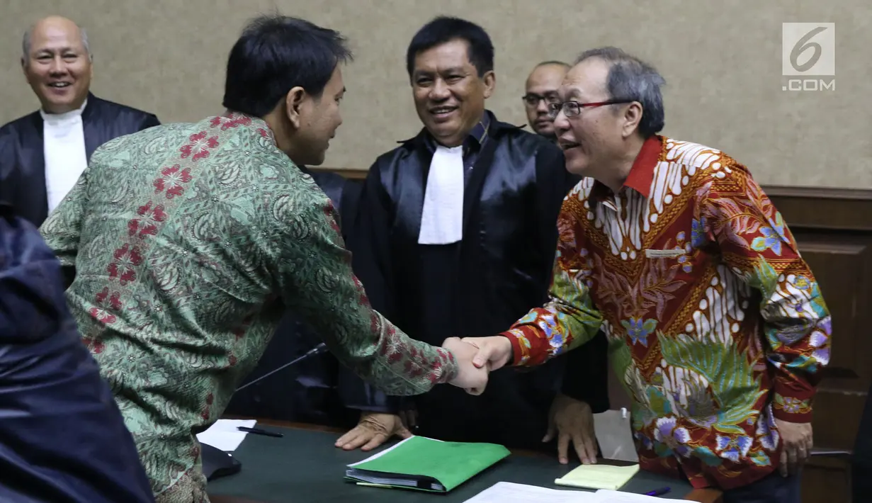 Anggota Komisi III DPR, Aziz Syamsuddin (kedua kiri) usai bersaksi sidang lanjutan dugaan korupsi pengadaan e-KTP dengan terdakwa Irvanto H Pambudi dan Made Oka Masagung di Pengadilan Tipikor, Jakarta, (2/10). (Liputan6.com/Helmi Fithriansyah)