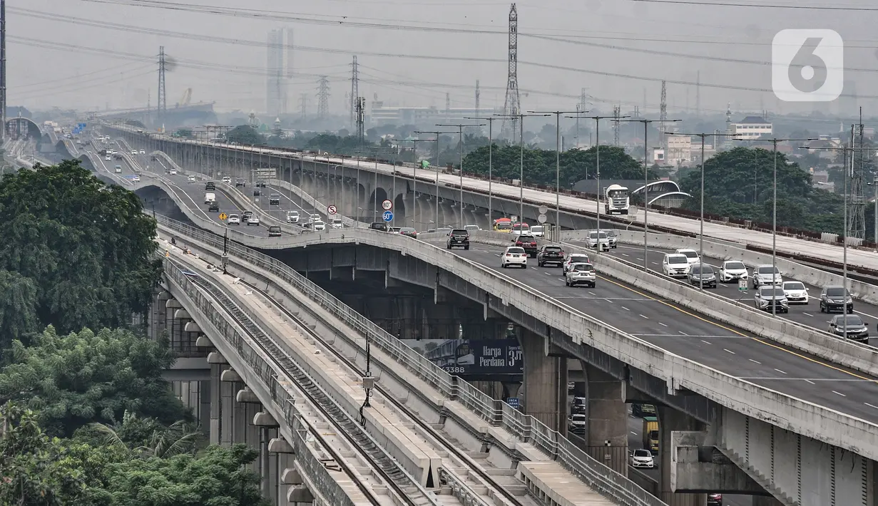 Arus kendaraan melintas di ruas Tol Layang Jakarta-Cikampek, Bekasi, Jawa Barat, Kamis (30/12/2021). Plt Kabagops Korlantas Polri Kombes Pol Dodi Darjanto mengungkapkan jumlah kendaraan yang meninggalkan Jakarta mengalami kenaikan 7,8 persen menjelang tahun baru 2022. (merdeka/com/Iqbal S Nugroho)