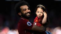 Mohamed Salah bersama sang putri, Makka Mohamed Salah, seusai laga Liverpool versus Wolverhampton Wanderers, Minggu (12/5/2019) di Stadion Anfield. (AFP/Paul Ellis)