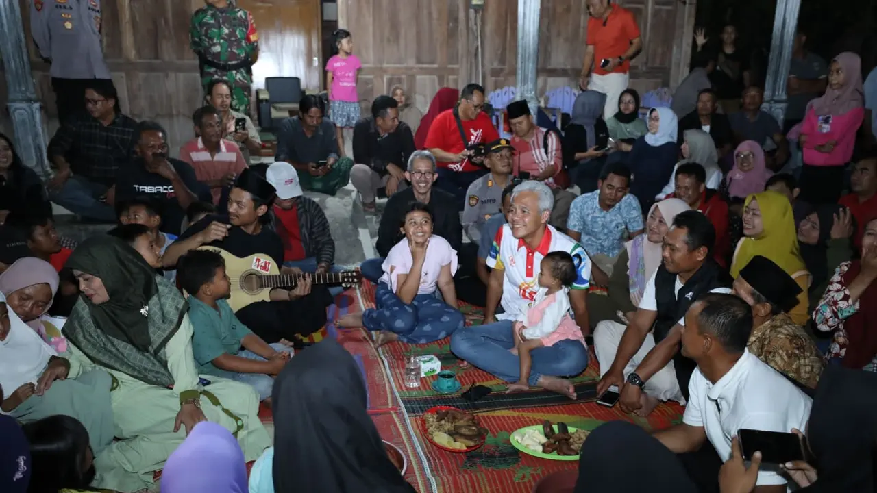 Gubernur Jawa Tengah Ganjar Pranowo meninjau langsung Program 'Tuku Lemah Oleh Omah' yang digagasnya. Salah satunya dengan menginap langsung di salah satu kediaman warganya di daerah Pati.