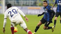 Inter Milan memperoleh peluang pertama di menit ke-20. Sontekan Alexis Sanchez usai menerima umpan Lautaro Martinez masih terlalu pelan dan mampu dibuang bek Cagliari. (AP/Luca Bruno)