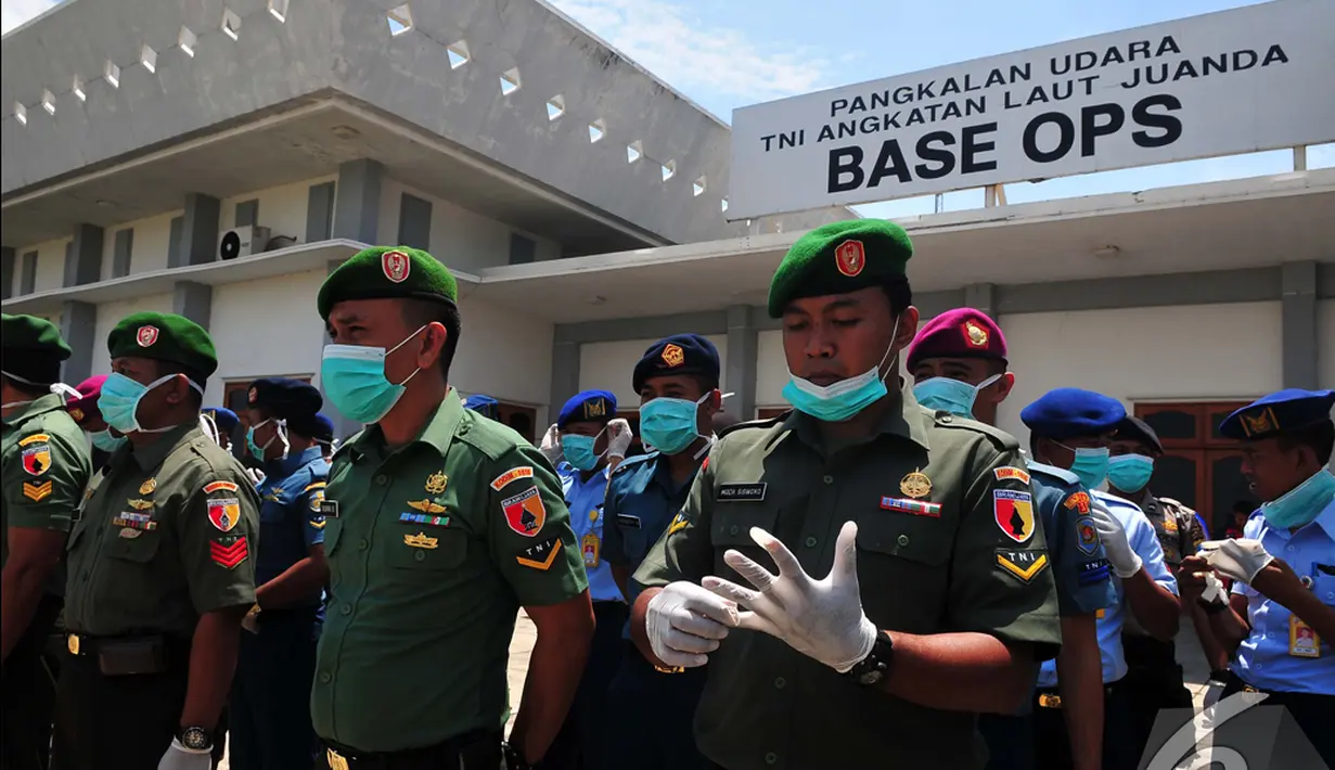 Tim SAR TNI saat bersiap menerima 4 jenazah penumpang AirAsia QZ8501, Surabaya, Kamis (1/1/2015). (Liputan6.com/Johan Tallo)