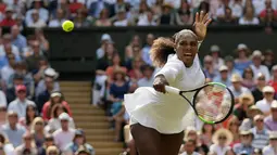 Petenis AS, Serena Williams melakukan servis ke arah petenis Jerman, Julia Gorges pada semifinal Wimbledon 2018 di London, Kamis (12/7). Serena berhasil mengalahkan Julia Goerges dalam tempo 1 jam 10 menit dengan skor 6-2 dan 6-4. (AP/Tim Ireland)