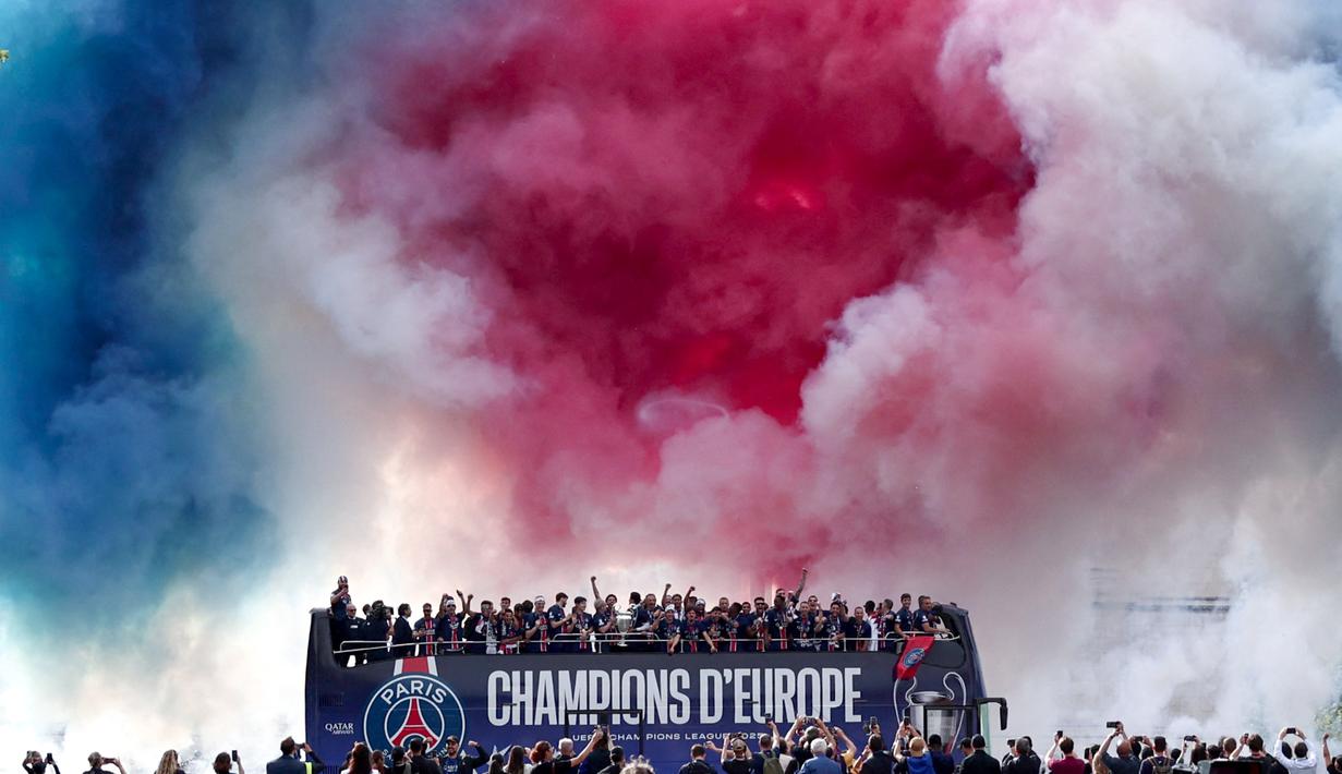 Pemain Paris Saint-Germain (PSG) melakukan pawai merayakan keberhasilan juara Liga Champions di kota Paris. (AFP/Thibaud Moritz)