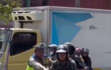 Nekat Terobos saat Razia Knalpot hingga Seret Petugas, Ending Dua Pria Pemotor Ini Bikin Ngakak
