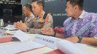 Kapolres Garut AKBP Rio Wahyu Anggoro, tengah memberikan penjelasan kepada awak media dalam rilis kasus di kantornya, Jumat (27/1/2023) (Liputan6.com/Jayadi Supriadin).
