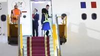 Presiden Prancis Emmanuel Macron dan istrinya Brigitte terekam kamera dalam apa yang terlihat seperti pertengkaran saat mereka turun dari pesawat pada hari Minggu (25/5/2025) di sebuah bandara di Hanoi, Vietnam. (AP)