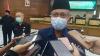 Ketua DPRD Tuban, H Miyadi, ketika diwawancarai awak media. (Liputan6.com/Ahmad Adirin)