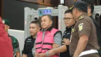 Wakil Kepala BGN Lodewyk Pusung jadi tersangka dalam kasus dugaan korupsi tata kelola program Makan Bergizi Gratis (MBG) periode 2025-2026. (Foto: Kejagung)