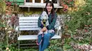 Uhm Ji Won berhasil mengecoh penonton drama Little Women dengan karakter awalnya yang lemah lembut. Rupanya, pemeran Won Sang-ah inilah villain sebenarnya dalam drama tersebut. Biasa tampil elegan di drama, gaya kasual wanita kelahiran 25 December 1977 ini juga tak kalah memukau. (Liputan6.com/IG/@umjeewon)