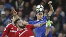 Pemain Chelsea, Nemanja Matic (kanan) saat berebut bola dengan para pemain Middlesbrough pada lanjutan Premier League di Stamford Bridge, London, (8/5/2017). Chelsea menang 3-0. (AP/Alastair Grant)