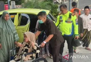 Kapolsek Ciawi AKP Dede Lesmana Jaya membawa ibu hamil ke RS Hermina, Ciawi, Kabupaten Bogor. (Antara)