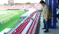 Ketua PSSI, Erick Thohir saat mendukung langsung penampilan Timnas Indonesia Putri di ajang Piala Asia Putri U-17 2024 di Stadion I Wayan Dipta, Gianyar, Minggu (12/5/2024). (Bola.com/Dok. PSSI)