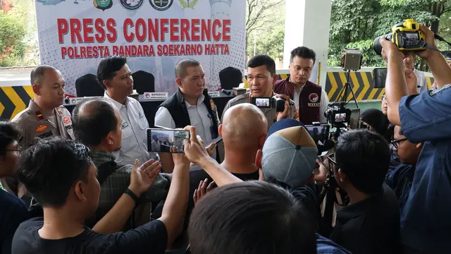 Petugas Bea Cukai Soekarno-Hatta bersama Polresta Bandara Soekarno-Hatta menggagalkan upaya penyelundupan lima botol cairan Etomidate yang disamarkan