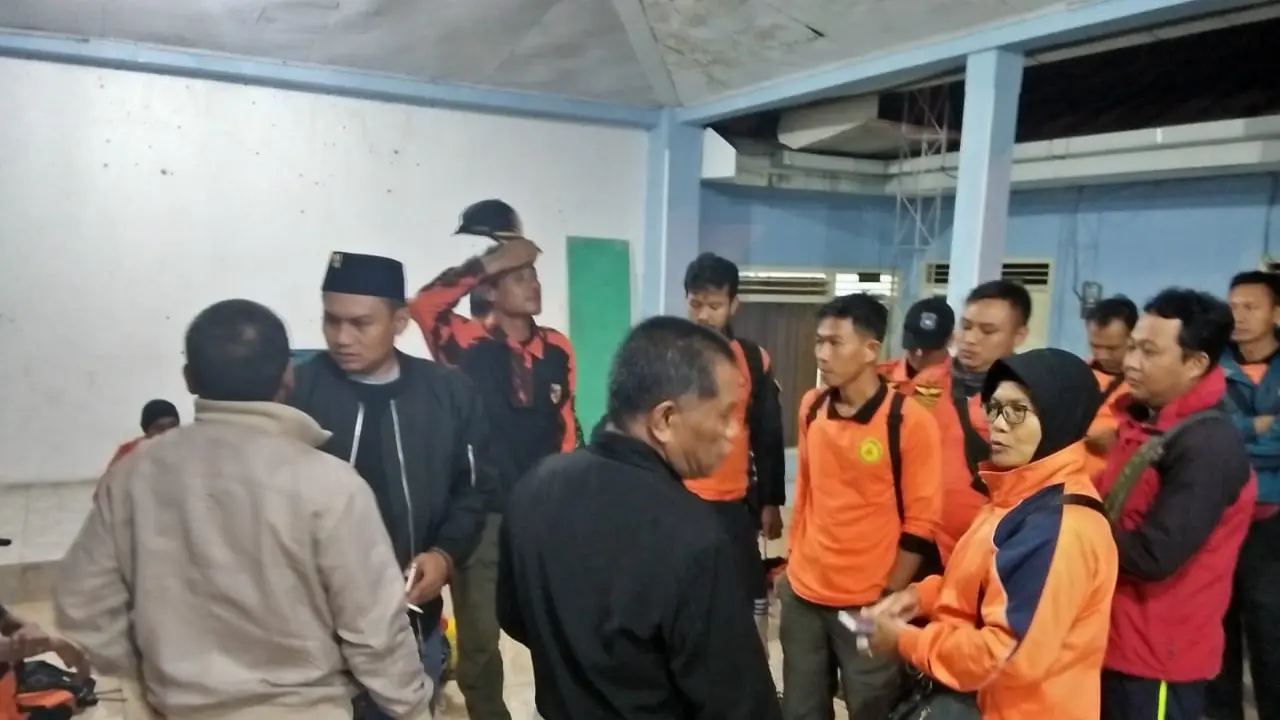 Tim SAR Gabungan berkoordinasi untuk mencari empat korban yang dinyatakan hilang hanyut di Sungai Rajasa, Belik, Pemalang. (Foto: Liputan6.com/BPBD Pemalang/Muhamad Ridlo)