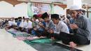 Peserta sedang berdoa saat mengikuti kegiatan Pesantren Kilat Ramadhan di Masjid Agung Sunda Kelapa, Menteng, Jakarta, Minggu (10/4/2022). Sebanyak 200 peserta yang terdiri dari kaum dhuafa dan yatim piatu mengikuti kegiatan Pesantren Kilat Ramadhan. (Liputan6.com/Herman Zakharia)