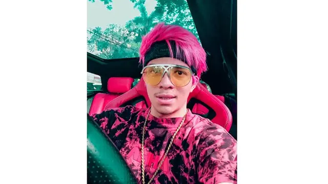 5 Artis Pria Tanah Air yang Pernah Cat Rambutnya Warna Pink, Berani Beda