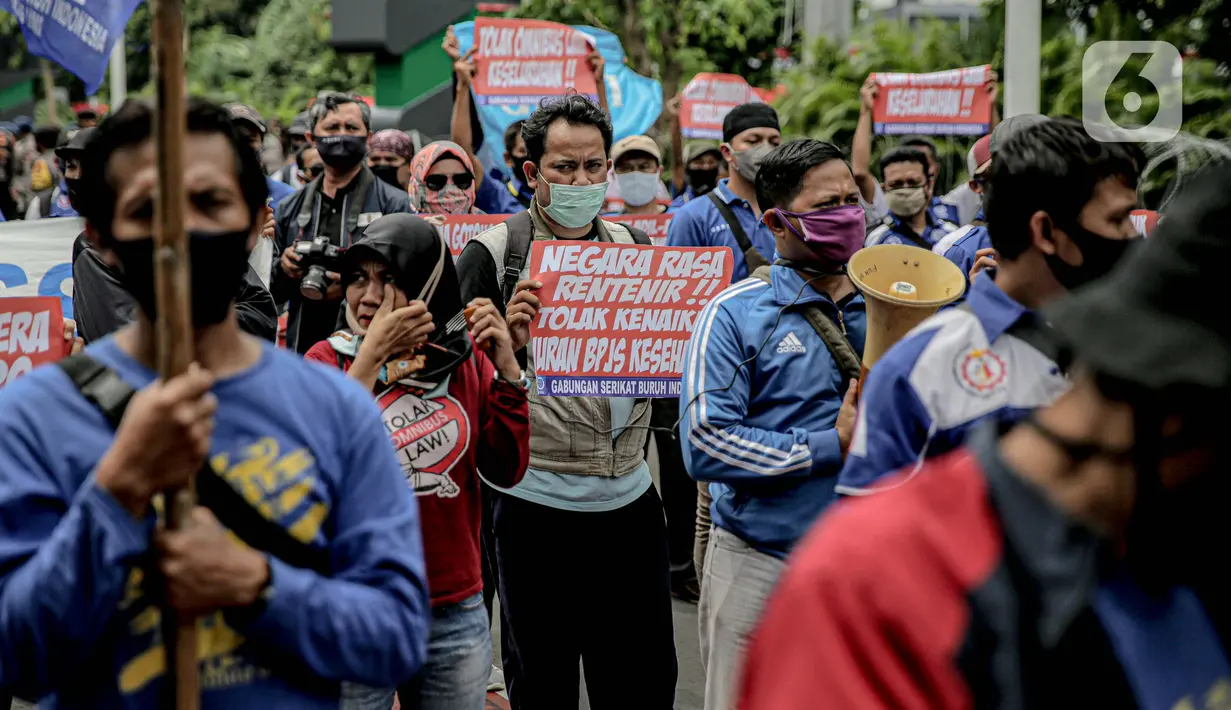 Massa yang tergabung dalam Front Perjuangan Rakyat (FPR) melakukan unjuk rasa di Jalan Gerbang Pemuda, Senayan, Jakarta, Jumat (14/8/2020). Dalam aksinya mereka menolak rencana pengesahan RUU Cipta Kerja atau omnibus law. (Liputan6.com/Faizal Fanani)
