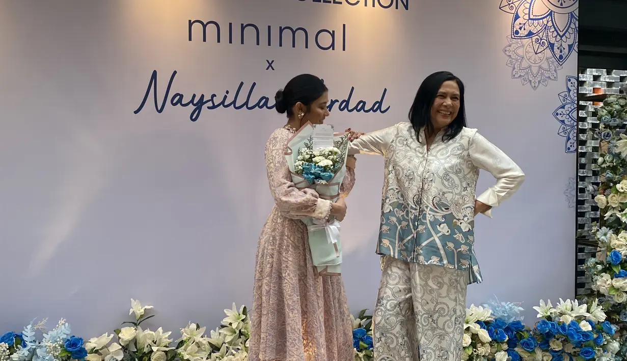Sedangkan Lydia Kandou tampil dengan one set dengan warna putih biru bermotif. One set tersebut terdiri dari kemeja dan celana. Dok. Pribadi