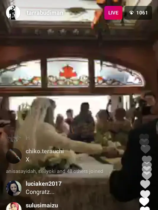 Sekitar pukul 11.50 WIB, terdengar kata ‘Sah’ dari kedua saksi di momen sakral tersebut dan menandakan bahwa Tarra dan Gya telah resmi menjadi sepasang suami dan istri. (Instagram/Tarrabudiman)