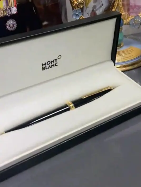 Kemudian ada luxury pen dari Moonblanc yang ditaksir dengan harga  jutaan rupiah. [Foto: TikTok/yourgoodbyevideo]