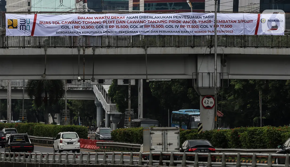 Spanduk pemberitahuan terkait penyesuaian tarif tol dalam kota di Jakarta, Rabu (9/2/2022). PT Jasa Marga berencana menaikkan tarif tol dalam kota pada ruas Tol Cawang-Tomang-Pluit dan Cawang-Tanjung Priok-Ancol Timur-Jembatan Tiga/Pluit sebesar Rp500. (Liputan6.com/Johan Tallo)