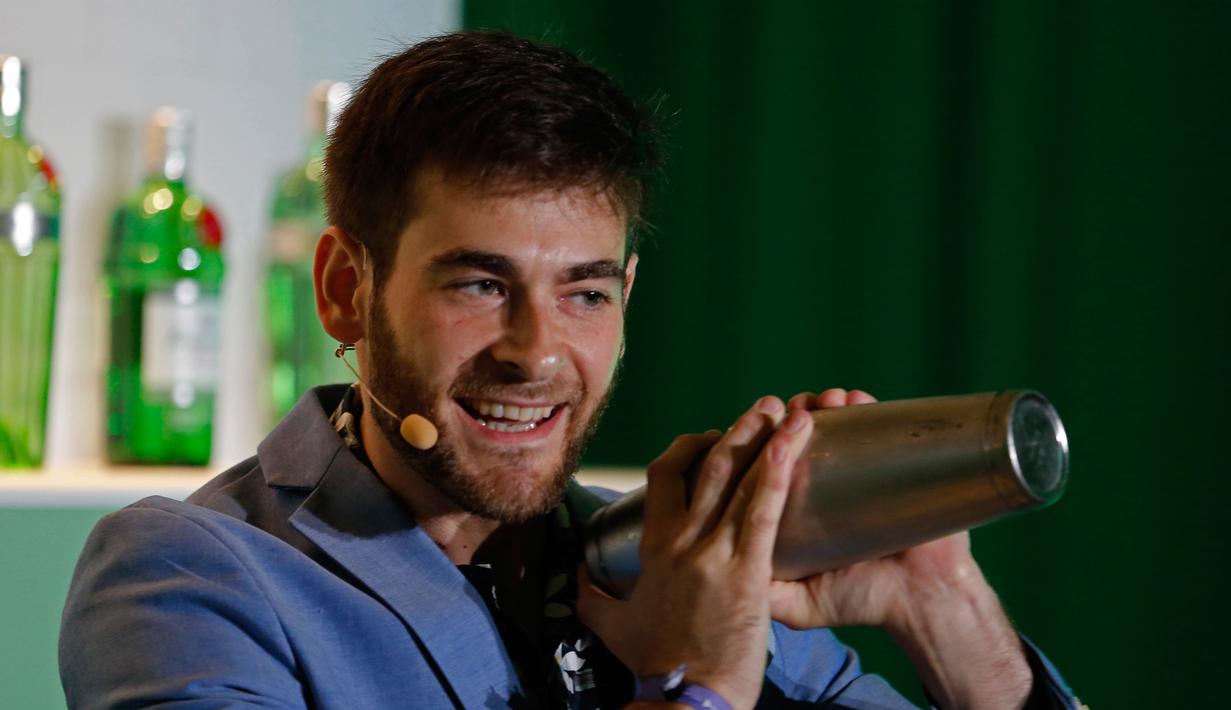Andrew Meltzer dari bar 15 Romolo di Miami, Florida ikut berpartisipasi dalam meracik minuman di Kompetisi Bartender Dunia Diageo di Miami Beach, Florida, AS, Selasa (27/9). (REUTERS/ Joe Skipper)