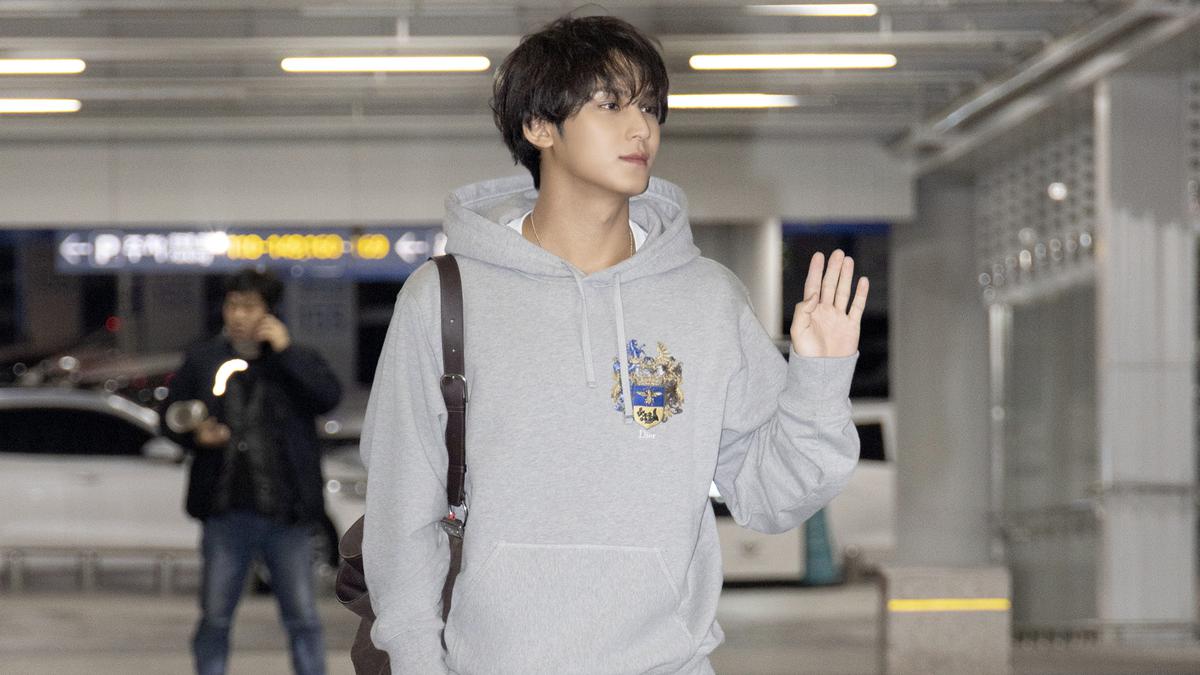 Airport Look Mingyu Seventeen yang Effortless dengan Outfit Bernuansa Netral dan Bag Charm Udang