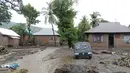 Sebuah kendaraan rusak terendam air banjir setelah banjir bandang di Ile Ape, di Pulau Lembata, provinsi Nusa Tenggara Timur, Minggu (4/5/2021).  NTT diterjang banjir bandang dan tanah longsor pada Minggu dini hari, 4 April 2021, sekitar pukul 01.00 WITA. (AP Photo/Ricko Wawo)