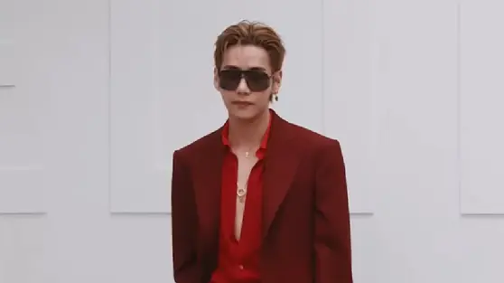 V BTS Tampil Merah Menyala di Show Celine Saat Paris Membara