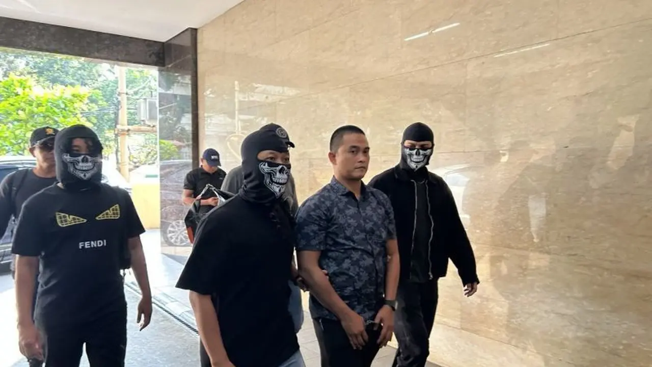 Bripka Dedy Wiratama Mata-Mata Kampung Narkoba Digelandang ke Bareskrim Polri