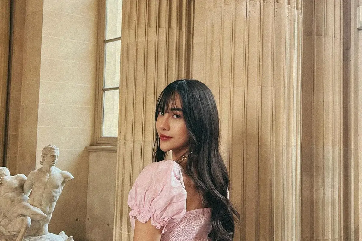 Gaya Anya Geraldine Pakai Outfit Cewek Kue, Manis Banget