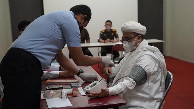 <p>Eks Pemimpin FPI Muhammad Rizieq Shihab menjalani pemeriksaan kesehatan usai dinyatakan bebas bersyarat. (Foto: Ditjen Pemasyarakatan)</p>