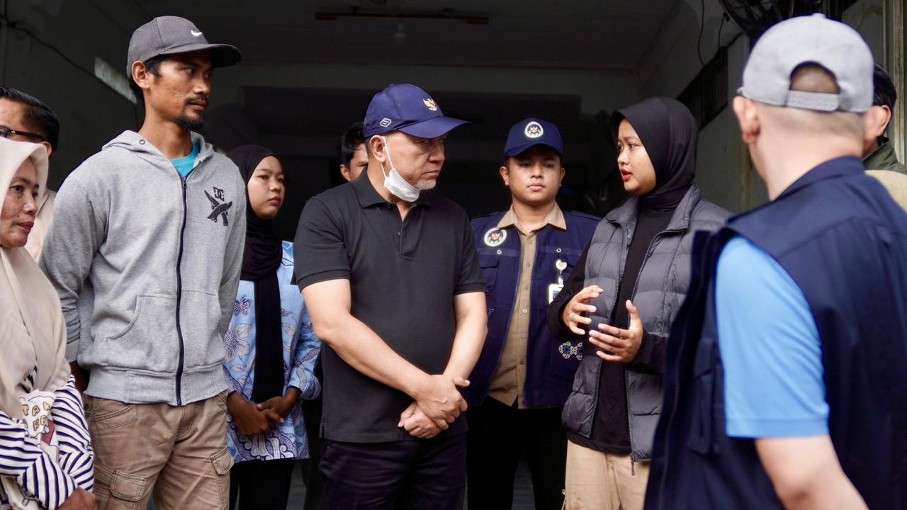 Menko Pangan Zulhas Beri Semangat Petugas SPPG di Daerah Bencana