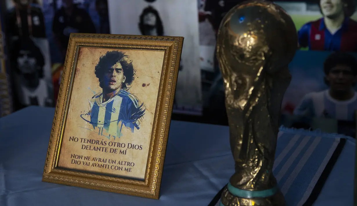 Sebuah altar dengan memorabilia dan tanda yang bertuliskan dalam bahasa Spanyol Jangan memiliki Tuhan lain di hadapanmu, diletakkan di Gereja Maradona di San Andres Cholula, negara bagian Puebla, Meksiko, Minggu (18/7/2021). (AP Photo/Marco Ugarte)