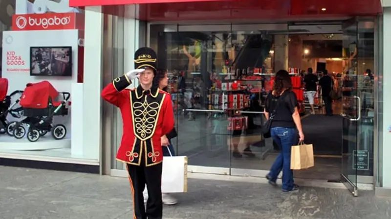 Pintu Masuk  FAO Schwarz Toko Mainan Tertua di Amerika Serikat 