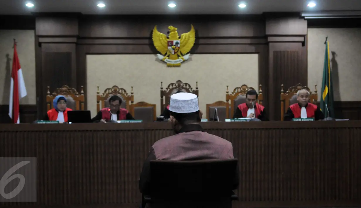 Bekas Wakil Ketua Dewan Perwakilan Daerah Sumatera Utara, Kamaluddin Harahap saat menjalani sidang putusan di pengadilan Tipikor, Jakarta,Rabu (8/6). Ia dijatuhi pidana penjara 4 tahun 8 bulan oleh majelis hakim. (Liputan6.com/Helmi Afandi)