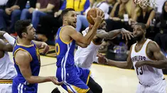 Aksi bintang Golden State Warriors, Stephen Curry (30) menerobos pertahanan Cleveland Cavaliers pada gim keempat Final NBA 2017 di Quicken Loans Arena, (9/6/2017).  (AP/Ron Schwane)
