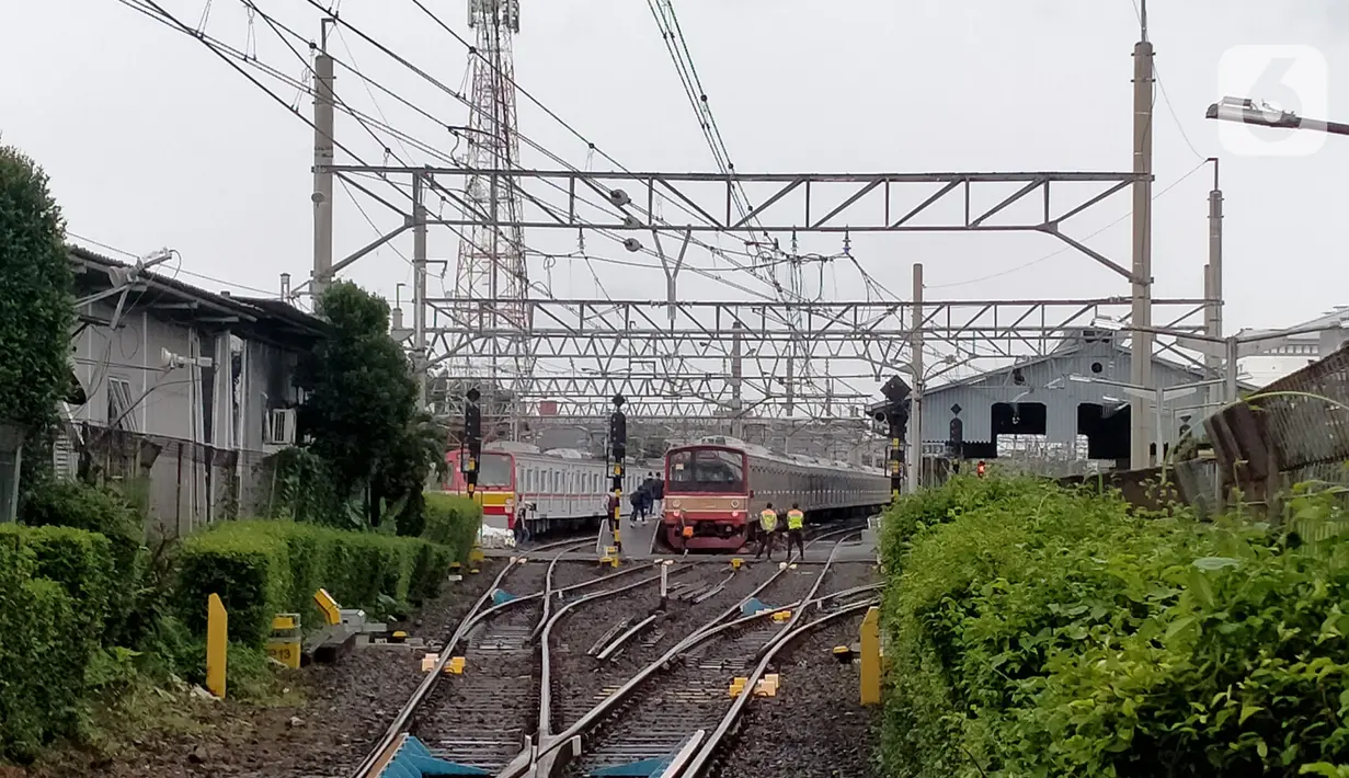 Rangkaian KRL Commuter Line berhenti di Stasiun Bogor, Jawa Barat, Senin (24/10/2022). Direktorat Jenderal Perkeretaapian Kementerian Perhubungan (Kemenhub) berkoordinasi dengan Pemkot Bogor terkait rencana pembangunan sky bridge yang menghubungkan Stasiun Bogor, Stasiun Paledang, dan Alun-Alun Kota Bogor. (Liputan6.com/Magang/Aida Nuralifa)