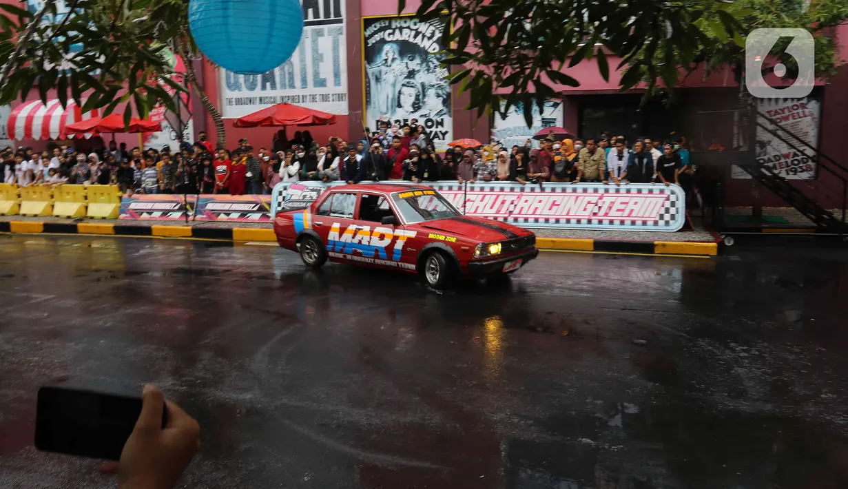Atraksi mobil di Museum Angkut, Kota Batu, Jawa Timur, Kamis (15/12/2022). Museum Angkut memiliki lebih dari 300 koleksi jenis angkutan tradisional hingga modern. (Liputan6.com/Herman Zakharia)