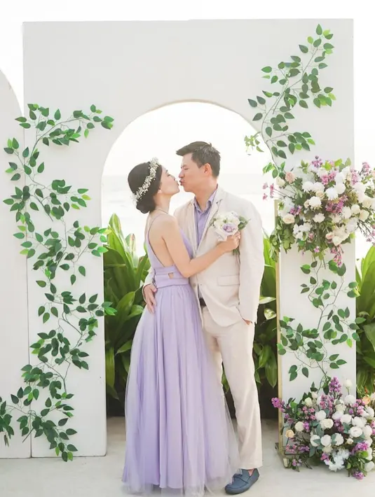 Shandy Aulia mengunggah foto bersama suami dan anak di akun Instagram terverifikasinya, Kamis (29/9/2022). Dalam foto, ia memakai gaun ungu tanpa lengan rilisan lini busananya sendiri, SA Collections. David Herbowo mengenakan kemeja ungu yang dipadu dengan setelah jas warna kinantan. Keduanya tampak serasi saat hadir di pesta pernikahan sahabat. (Foto: Dok. Instagram @shandyaulia)