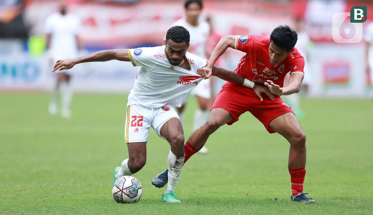 <p>Pemain PSM Makassar, Yakob Sayuri (kiri) berebut bola dengan pemain Persija Jakarta, Hanif Sjahbandi pada laga pekan ke-20 BRI Liga 1 2022/2023 di Stadion Patriot Candrabhaga, Bekasi, Rabu (25/1/2023). Yakob Sayuri yang didatangkan PSM sejak Februari 2020 ini telah menyumbang 6 gol dan 7 assist bagi PSM di BRI Liga 1 2022/2023. (Bola.com/M Iqbal Ichsan)</p>